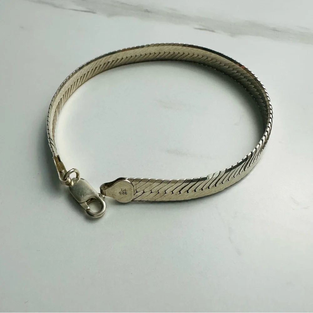 Vintage Italian Sterling Silver Herringbone Bracelet – 12.91g, Made in Italy - Picture 4 of 8